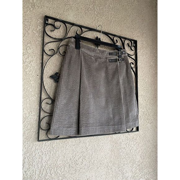 Boden corduroy pleated short skirt w/ leather buckle detail - size 6R - brown - Picture 2 of 7
